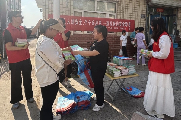 安全知识“零距离” 工会服务暖民心｜沽源县总工会开展安全生产进社区宣传活动