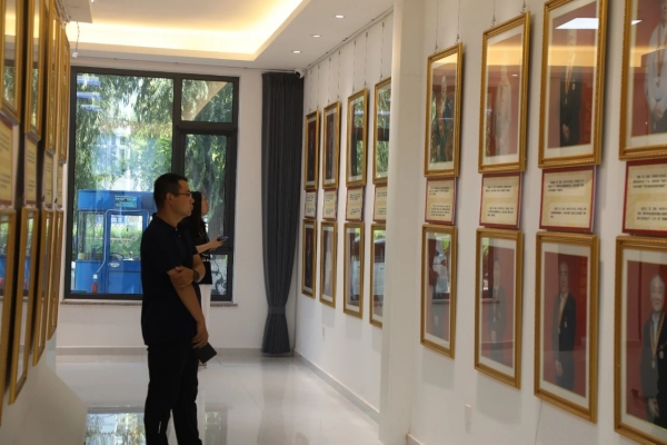 怀来县总工会组织基层工会主席参观怀来劳模风采展